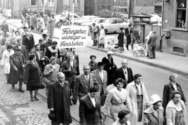 Wie umstritten das Fernsehen Mitte der 1950er Jahre war, zeigt das Plakat ¿Ferngehen statt Fernsehen¿ auf einem ¿Deutschen Wandertag¿.<br>Foto: LWL<br />