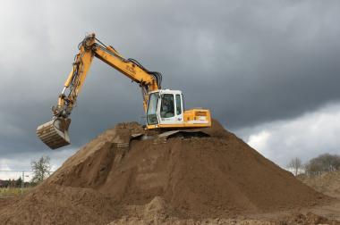 Der Bagger hat bereits einen imposanten Berg aus Mutterboden auf dem Gelände des ehemaligen römischen Hauptlagers in Haltern aufgetürmt. <br>Foto: LWL/B. Tremmel