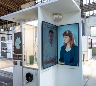 In der Ausstellung &quot;Power2Change&quot; treten Wissenschaftler:innen im Video auf. In der Hattinger Fußfängerzone stehen Expert:innen am Donnerstag live für Gespräche zur Verfügung.&lt;br&gt;Foto: Power2Change / Caroline Seidel 