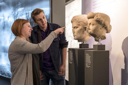 Im Führungsgespräch in der Sonderausstellung. (vergrößerte Bildansicht wird geöffnet)