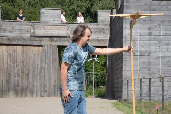 Ein Schüler probiert ein römisches Vermessungsinstrument aus. (vergrößerte Bildansicht wird geöffnet)