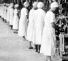 Arbeiterinnen im Maschinensaal (Abfüllanlage) der Firma Dr. Oetker, Bielefeld, 1930 (Ausschnitt) / Bielefeld, Stadtarchiv und Landesgeschichtliche Bibliothek
