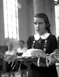 Mädchen bei der Erntedank-Andacht in der Pfarrkirche Raesfeld, 1950er Jahre (Ausschnitt)/ Foto: Münster, LWL-Medienzentrum für Westfalen/I. Böckenhoff 06_502