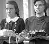 Zwei Mädchen bei der Erntedank-Andacht, 1950er Jahre (Ausschnitt) / Münster, Westfälisches Landesmedienzentrum, Ignaz Böckenhoff, 06_502