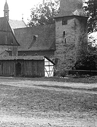 Kirche mit Fachwerkspeicher im Dorfkern von Günne, 1930 / Münster, Westfälisches Landesmedienzentrum, 01_2300