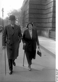 Hans von Seeckt und Frau auf dem Weg zum Reichstag zur Wahl des Reichspräsidenten, 1930 / Quelle: Bundesarchiv, Bild 102-10563, CC-BY-SA