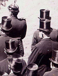 Polizei und Honoratioren bei der Einweihung des Kriegerdenkmals in Gütersloh 1896 (Ausschnitt) / Foto: Stadtarchiv Gütersloh, BB 14100