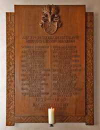 Private Gedenktafel für die im Zweiten Weltkrieg gefallenen Angehörigen des Familienverbandes Dopheide in der Pfarrkirche Isselhorst / Foto: Privat