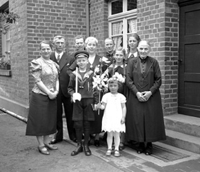 Familie Brömmel, Raesfeld, mit Erstkommunionskindern, ca. 1939 / Westfälisches Landesmedienzentrum Münster/I. Böckenhoff, 06_1005