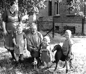 Soldaten auf Heimaturlaub: Familie Bernhard Tünte vor ihrem Haus in Raesfeld, 1939 / Westfälisches Landesmedienzentrum Münster/I. Böckenhoff, 06_1400