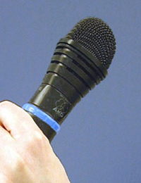 Mikrophon in einer Hand