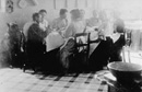 Dienstboten der Familie Herbers beim Essen in der Küche, Iserlohn, 1904 / Iserlohn, Stadtarchiv