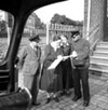 Raesfeld: Postangestellte und Briefträger mit dem Postauto, um 1937 / Münster, LWL-Medienzentrum für Westfalen