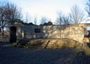 Wachthaus der SS-Burg Wewelsburg mit Gedenktafel, heute Gedenkstätte für die NS-Opfer, 2005 / Marcus Weidner