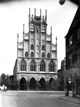 Münster: Rathaus nach dem Wiederaufbau (links noch ohne Stadtweinhaus), Prinzipalmarkt, Blick vom Michaelisplatz, um 1955 / Münster, LWL-Medienzentrum für Westfalen / J. Gärtner