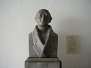 Bierbrauer, Carl (1881-1962): Wiesbaden: Stele mit Marmorbüste des Freiherrn vom Stein von Carl Bierbrauer (1952) in der Besucherhalle des Hessischen Landtags, 2001 / Wiesbaden, Hessischer Landtag