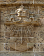Porta Westfalica: Stilisierte Krone links neben der Inschrift des Kaiser-Wilhelm-Denkmals / Marcus Weidner