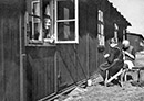 Bewohnerinnen des Altenheims Bethesda, Sozialwerk Stukenbrock, in den provisorisch hergerichteten Baracken und Nissenhütten des früheren Internierungslagers, 1948 / Witten, Gerd Plückelmann