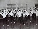 Die Jugendlichen bei der Einstudierung der Keulengymnastik für die 50 Jahrfeier der Turnerinnenabteilung, 1964 / Privatsammlung Castrup
