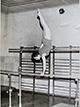 Handstand am Stufenbarren bei einem Wettkampf der SV Heepen, 1961 / Privatsammlung Zarnbach