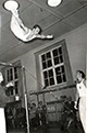 Gestreckter Salto als Abgang vom Reck bei einem Wettkampf der SV Heepen, 1961 / Privatsammlung Zarnbach