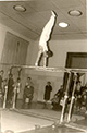 Handstand am Stützbarren bei einem Wettkampf der SV Heepen, 1961 / Privatsammlung Zarnbach