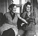 Lizzy Albrecht (links) unmittelbar nach Kriegsende mit einer Kollegin in ihrer ausgebombten Hamburger Redaktion  / Detmold, NRW-Staatsarchiv; Nachlass Schmidt-Albrecht