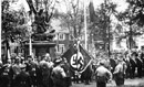 Fahnenweihe von SA und Kriegerverein am Kriegerdenkmal, Dreiecksplatz in Gütersloh 1934 / Gütersloh, Stadtarchiv