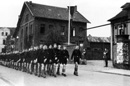 Marschierende HJ vor der alten Brauerei in der Friedrichstraße, Gütersloh 1937 / Gütersloh, Stadtarchiv