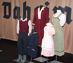 Kleidung aus dem Alltag der 1930er/40er Jahre: Über 120 Stücke präsentiert die Ausstellung
