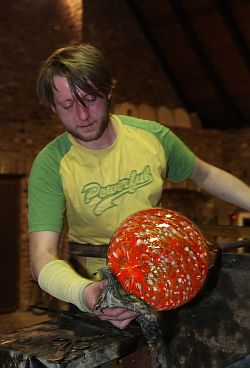 Torsten Rötzsch bei der Arbeit im Glasturm der Glashütte Gernheim