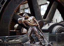 Eine Allegorie der schweren Arbeit schuf der französische Bildhauer Henri Louis Levasseur (1853-1934) mit der Skulptur zweier Männer, die ein Tau ziehen. Foto: LWL/Appelhans