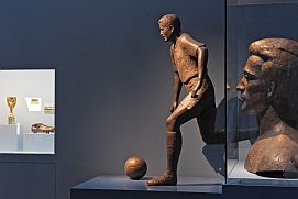 Statue des Fußballers Helmut Rahn.