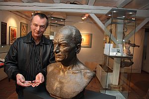 Museumsleiter Willi Kulke mit der Büste von Adolf Hennecke, erster
