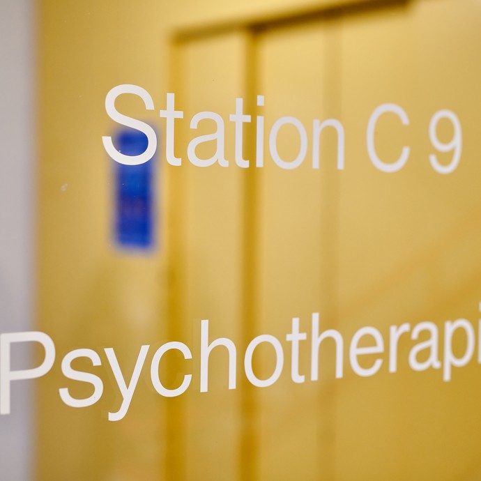 Glastür mit der Aufschrift Station C9 Psychotherapie. (vergrößerte Bildansicht wird geöffnet)