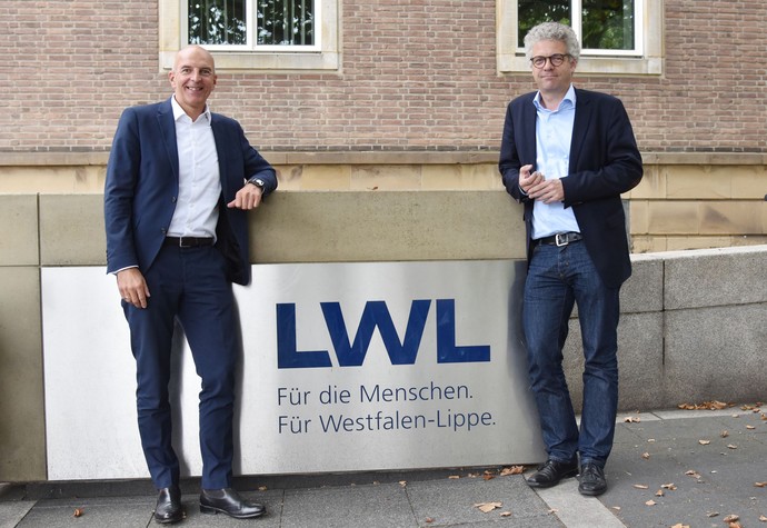 Dr. Georg Lunemann und Dr. Stefan Nacke vor einem LWL-Schild