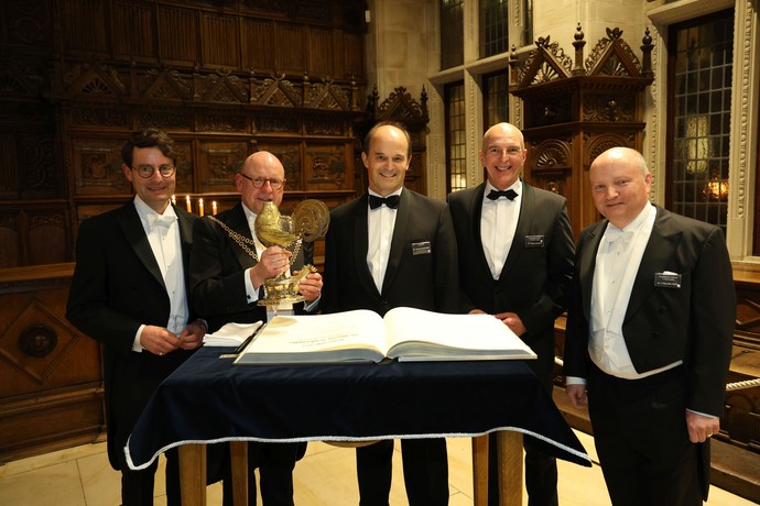 Fünf Männer im schwarzen Anzug vor dem goldenen Buch der Stadt Münster