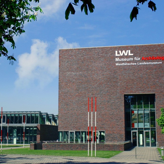 Das LWL-Museum für Archäologie von außen. Ein großes Backsteingebäude mit dem großen Schriftzug: LWL-Museum für Archäologie Westfälisches Landesmuseum (vergrößerte Bildansicht wird geöffnet)