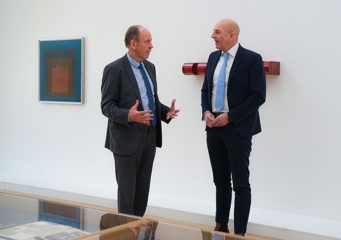 Oberbürgermeister Bernd Tischler und Dr. Georg Lunemann sprechen in den Ausstellungsräumen des Bottroper Museums.